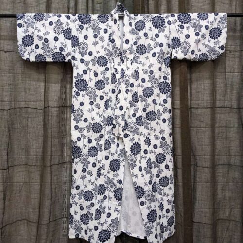 Nemaki, Japanese Cotton Sleeping/Bath Kimono - White & Blue Floral Motif